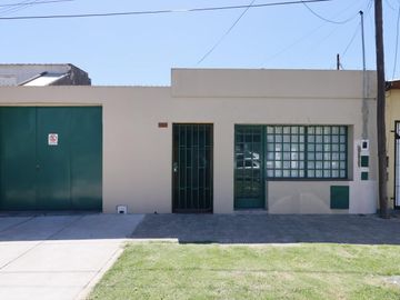 Venta Casa tres dormitorios con pileta. Camilo Aldao y...