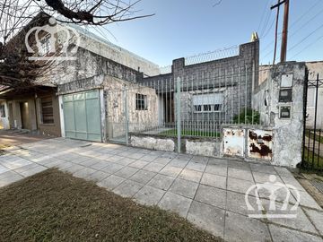 Venta - Casa para dos familias -  entrada independiente...