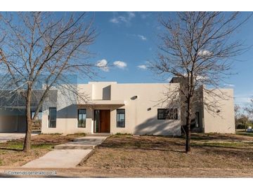 Casa de 5 ambientes en VENTA,  Everlinks, Luján
