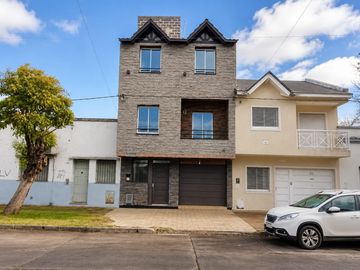 CASA TIPO TRIPLEX EN VENTA - LA PLATA CON COCHERA