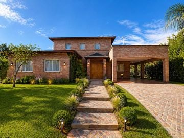 VENTA: casa de tres dormitorios con parrillero y pileta,...