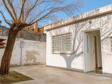 VENTA CASA 3 AMBIENTES CON LOCAL MORÓN