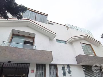 Venta de Casa, 3 Pisos, Surco + Terraza Parrillera y 2...