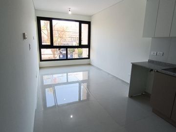 Amplio monoambiente en alquiler con cochera.