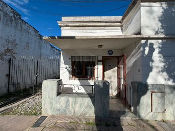 CASA EN VENTA LA PLATA SOBRE LOTE DE 450 M2