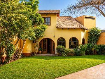 VENTA CASA ESQUINERA 482 M2 FRENTE A PARQUE/4 HB