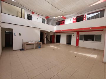 Se alquila local comercial de 4 pisos más azotea