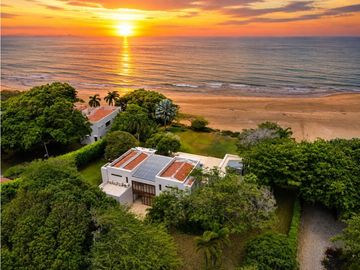 Vendemos casa frente al mar caribe en Punta Canoa...