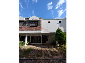 Venta de casa de 2 pisos en conjunto cerrado La Riviera...