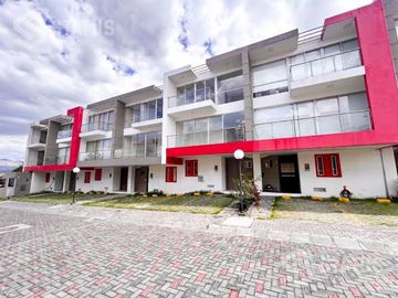 Vendo casa en conjunto con piscina en Conocoto
