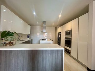 Apartamento en venta de 3 hab. en Santa Barbara, Bogotá