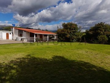 VENTA QUINTA  VACACIONAL EN GUAYLLABAMBA