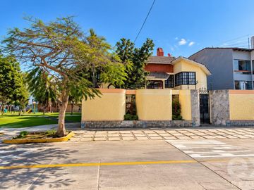 VENTA CASA ESQUINERA 482 M2 FRENTE A PARQUE/4 HB