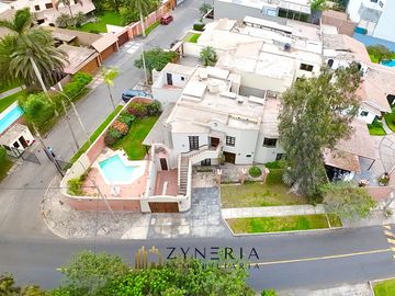 Casa como Terreno en esquina en Surco | Negociable | 460...