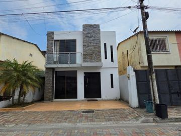 Se Vende Casa Remodelada Mucho Lote 2, Alameda del Rio. AnaA