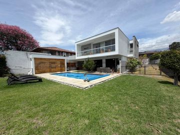 Se vende casa de lujo con piscina, jardín y espectacular...