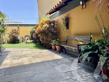 ACOGEDORA CASA EN VENTA FRENTE A PARQUE CON JARDIN Y...