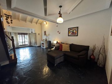 VENTA  CASA  LUZURIAGA, DOS DUPLEX 8 AMBIENTES EN BLOQUE
