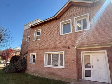 Casa de tres dormitorios en alquiler - Barrio Villa Luisa