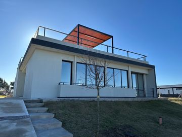 Venta Casa 5 amb a estrenar c/lote en altura, pileta,...