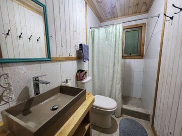 HERMOSA CABAÑA CENTRO PUCON, JARDÍN Y 3 BAÑOS COMPLETOS
