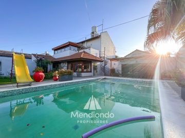 Chalet de 6 ambientes con cochera p/ 6 autos y piscina....