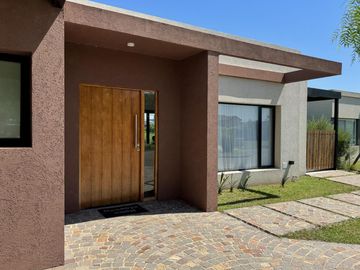 VENTA CASA 3 AMB CON PISCINA EN BARRIO SANTA ELENA,...