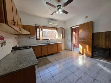 Venta de casa en cuarta seccion, ciudad de Mendoza, tres...