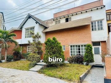 CASA COMO TERRENO EN VENTA DOBLE FRENTE 300M2 VISTA A...