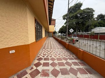 Vendo casa Esquinera  con tres apartamentos...