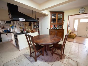CASA 4 DORMITORIOS VENTA LA PLATA QUINCHO TERRAZA