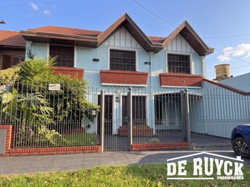 Chalet en Barrio Los Cooperarios, 4 ambientes con quincho