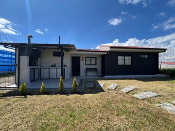 Hermosa Casa de una plata un solo ambiente en Venta...