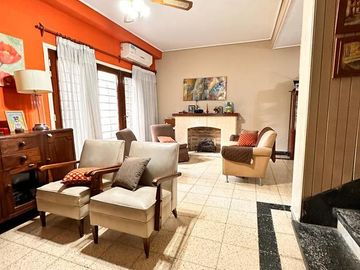 Amplia casa de 5 dormitorios con galería y pileta, Av....