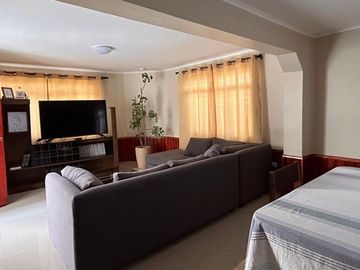Casa de 3 pisos para empresa