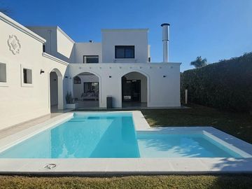 Alquiler Casa 4 dormitorios con jardín y pileta Funes...