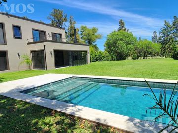 CASA EN ALQUILER SIN MUEBLES. LOTE INTERNO. IMPECABLE.