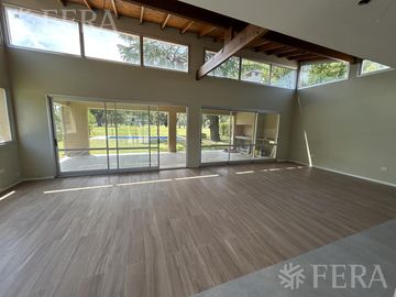 Venta casa 4 ambientes con piscina en Barrio Club...