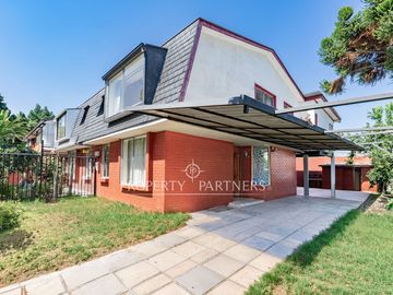 Arriendo de casa en sector residencial. a pasos del...