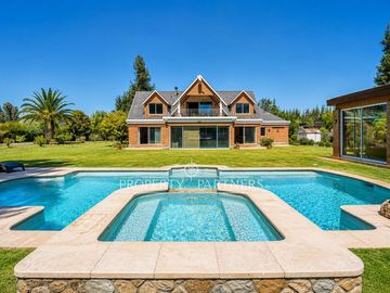 Chicureo poniente, estilo inglés, condominio consolidado...