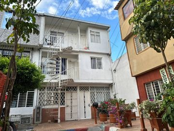 VENTA EDIFICIO EN LAS DELICIAS CON 6 APARTAESTUDIOS 100%...