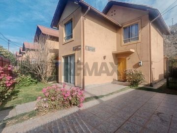 Casa de 2 pisos en condominio 3D+2B