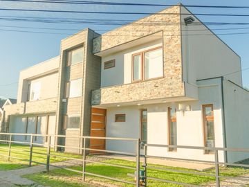 CASA 2 PISOS 4D 4B 3E CONDOMINIO EN PINGUERAL
