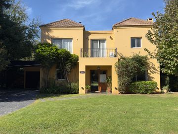 Venta Casa 5 ambientes con parrilla y pileta en el...