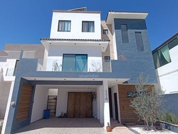 OPORTUNIDAD, casa de 3 plantas en Residencial Torrealta