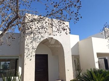 Casa con paneles solares y habitación principal en...