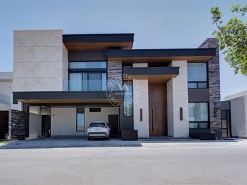 Espectacular casa en Rincón de los Encinos