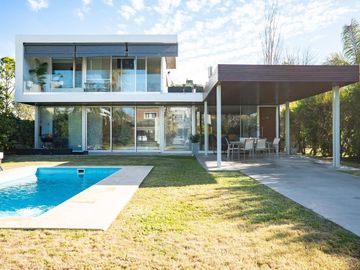 Casa 4 dorm en 2 plantas — Funes Hills Miraflores