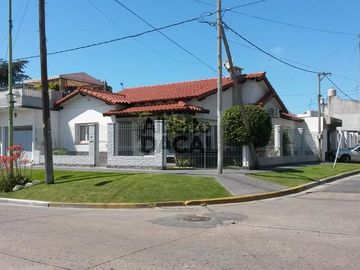 Casa en Venta en 511 esq. 10 Manuel B Gonnet - Alberto...