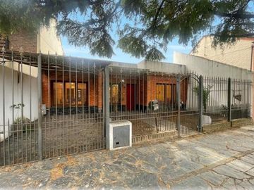 Casa con verde en Barrio Parque Calchaquí